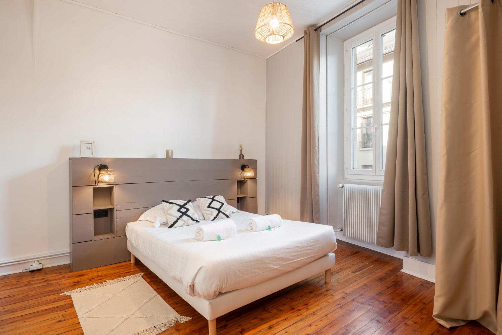 Appartement Spacieux Et Chaleureux Coeur De Ville Chambery Exterior photo