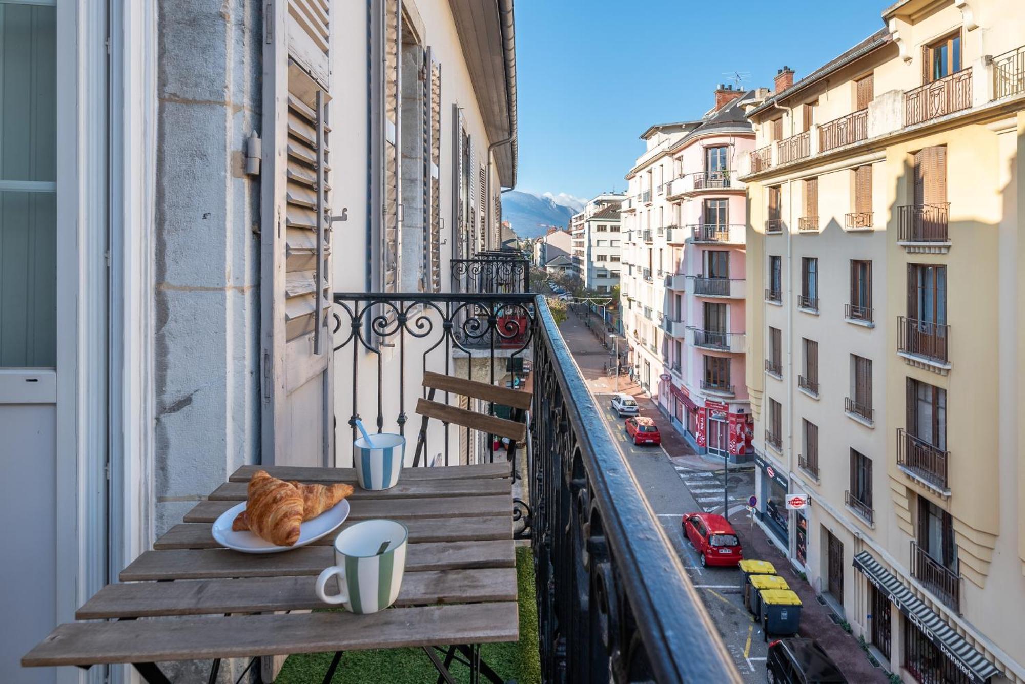 Appartement Spacieux Et Chaleureux Coeur De Ville Chambery Exterior photo