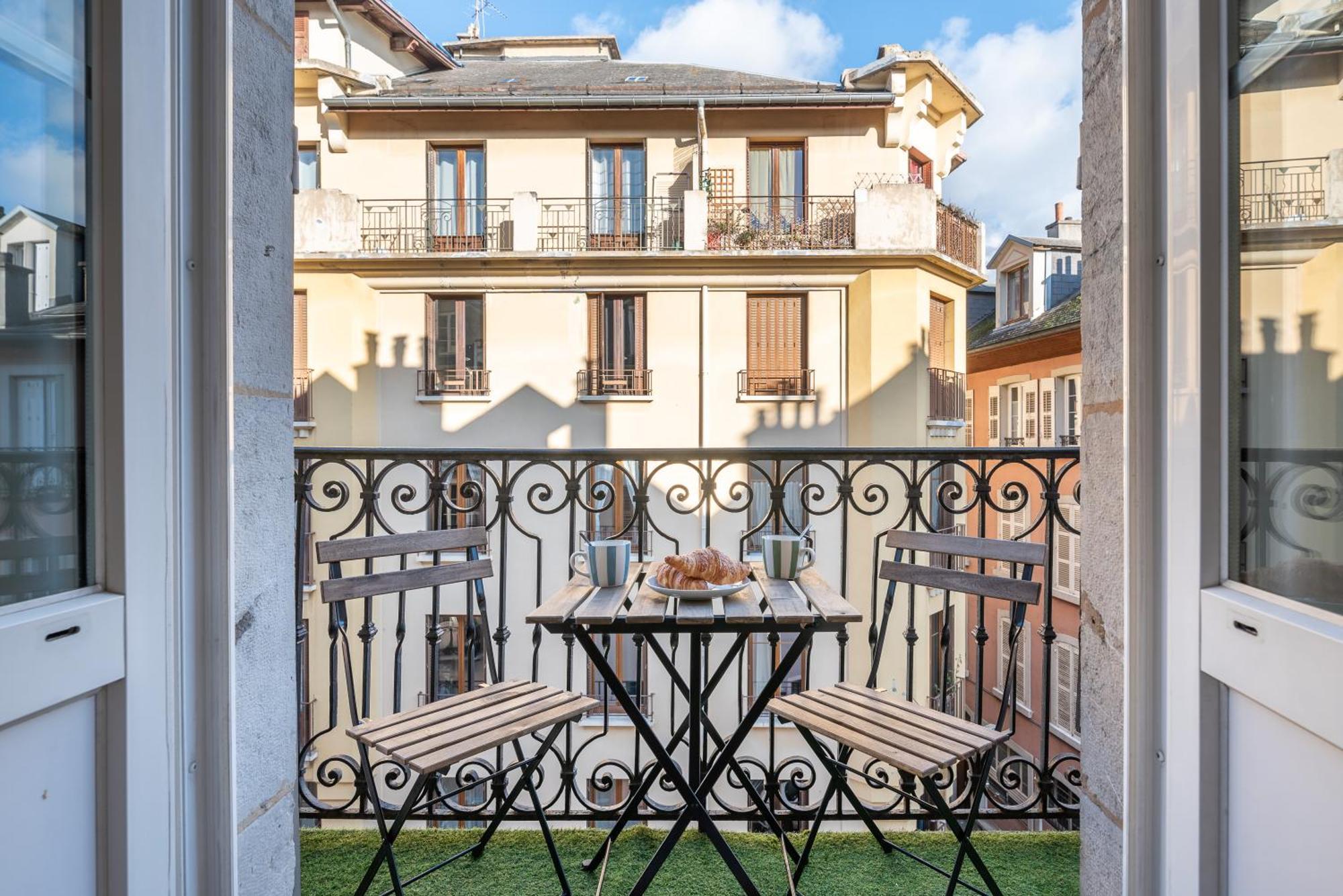 Appartement Spacieux Et Chaleureux Coeur De Ville Chambery Exterior photo